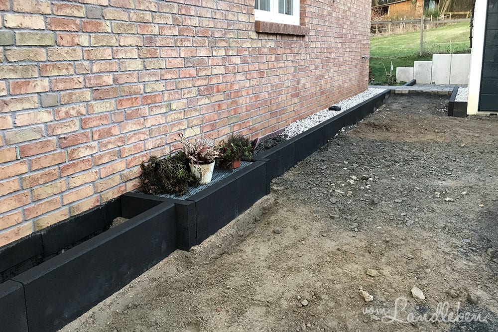 Pflastern: Kiesstreifen an der Hauswand