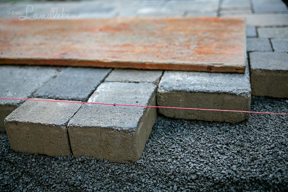 Entlang der pinkfarbenen Richtschnur wird gepflastert