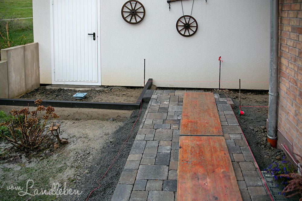 Die Holzplanken verteilen die Trittlast, bis die Steine fest sind