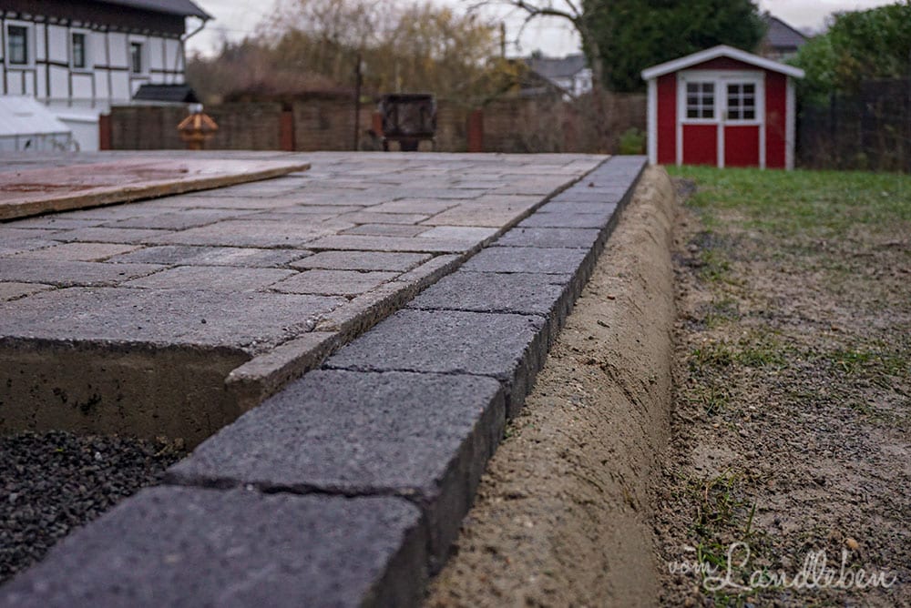 Terrasse pflastern - Einfassung