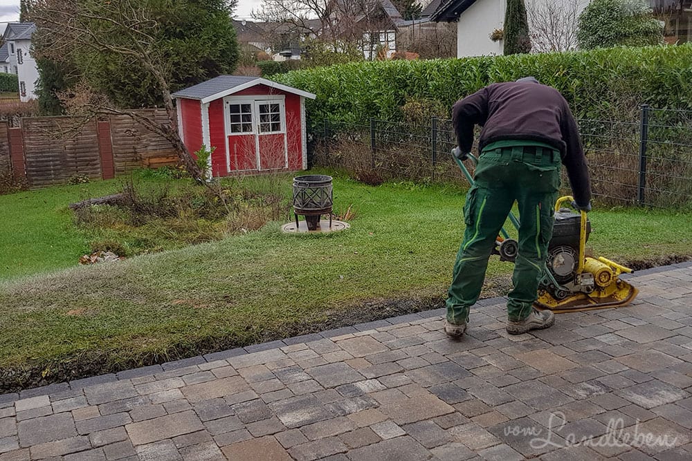 Terrasse pflastern - Rütteln
