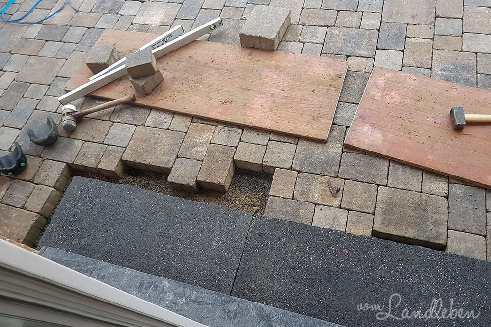 Terrasse pflastern - Eingangstufen an der Terrassentür