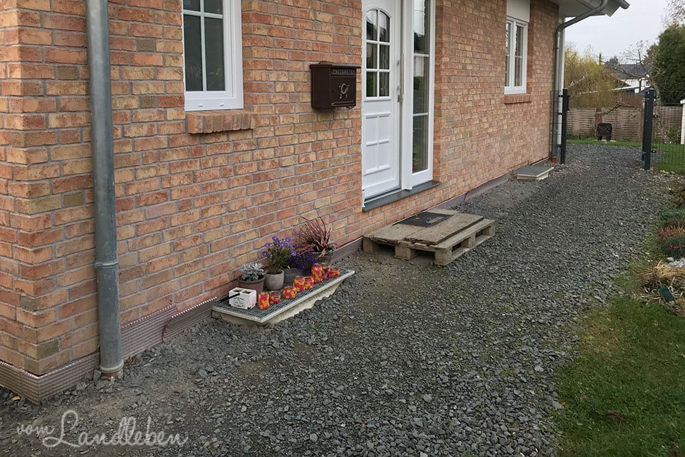 Weg an der Haustür vor dem Pflastern