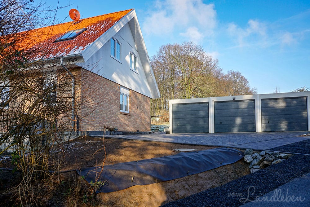 Fertig gepflasterter Hof mit Einfahrt vor unserem Danhaus