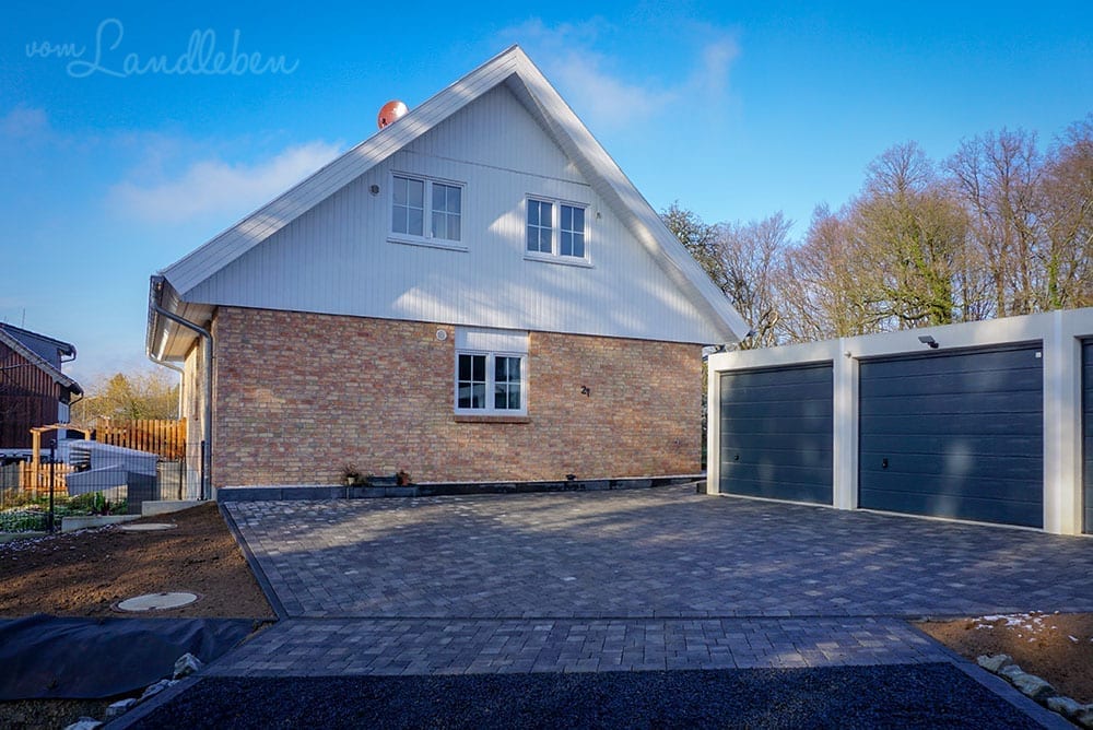 Fertig gepflasterter Hof mit Einfahrt vor unserem Danhaus