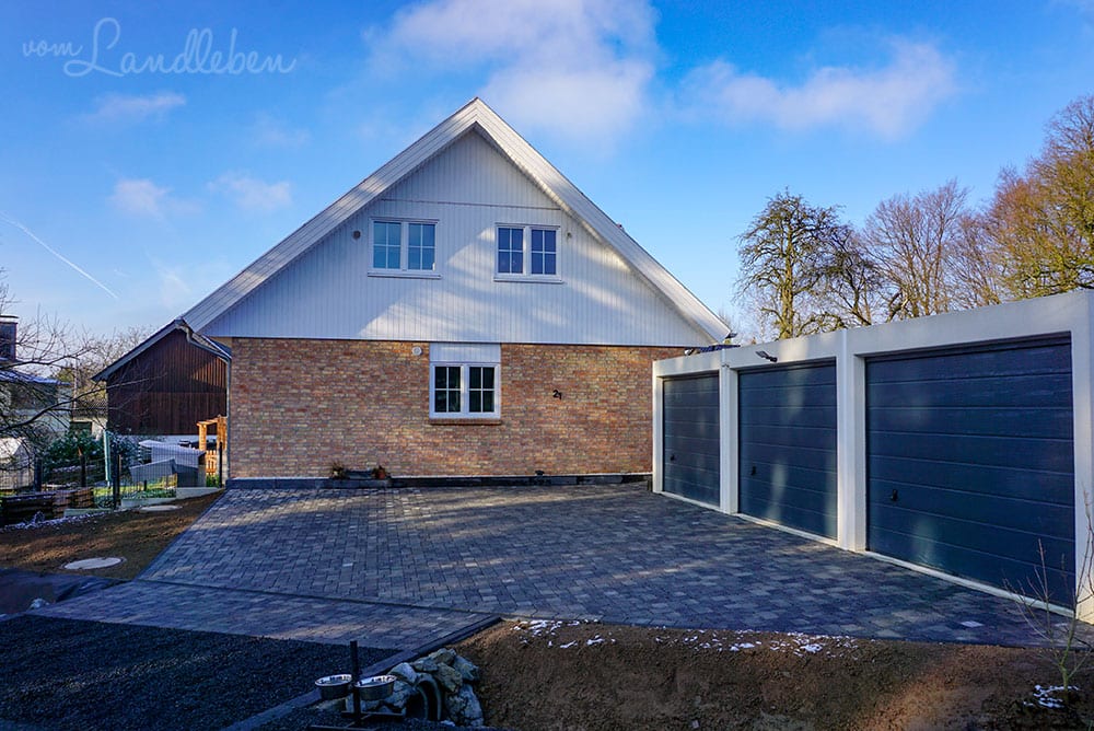Fertig gepflasterter Hof mit Einfahrt vor unserem Danhaus
