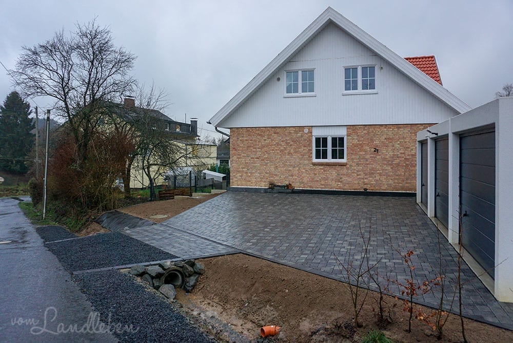 Pflasterarbeiten: Brücke über den Graben