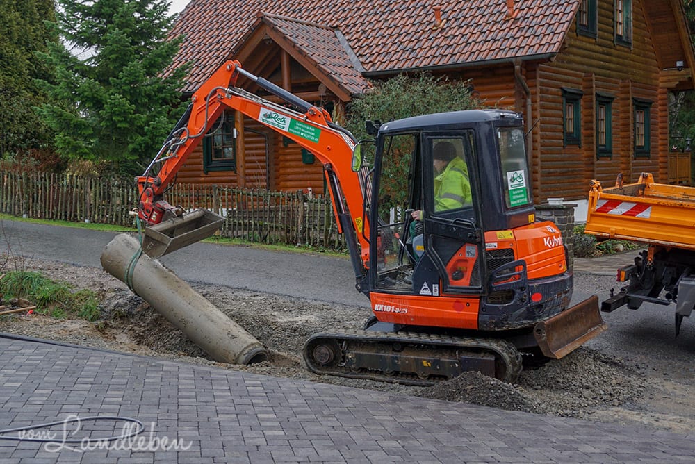 Freilegen der Verrohrung im Graben