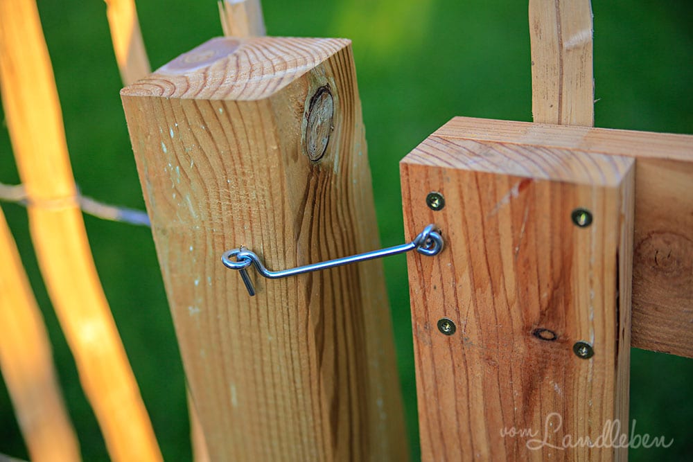 Bauerngarten: DIY-Tor für den Staketenzaun