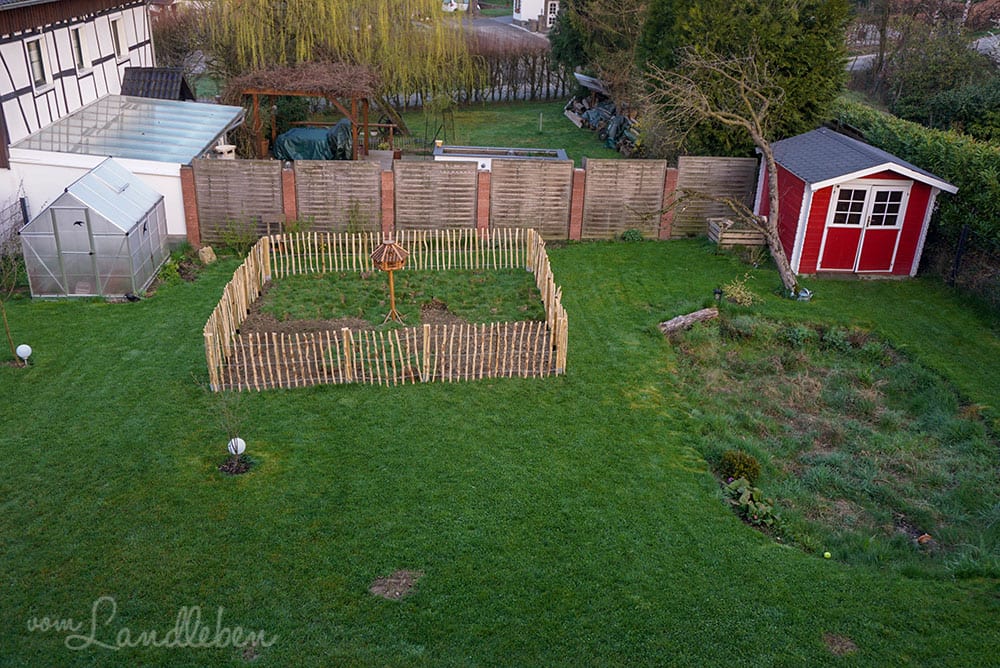 Staketenzaun um den Bauerngarten