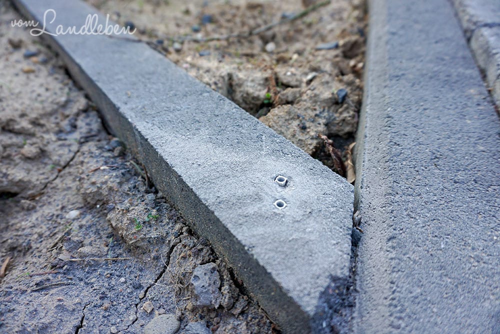 Zaun auf Kantsteinen befestigen