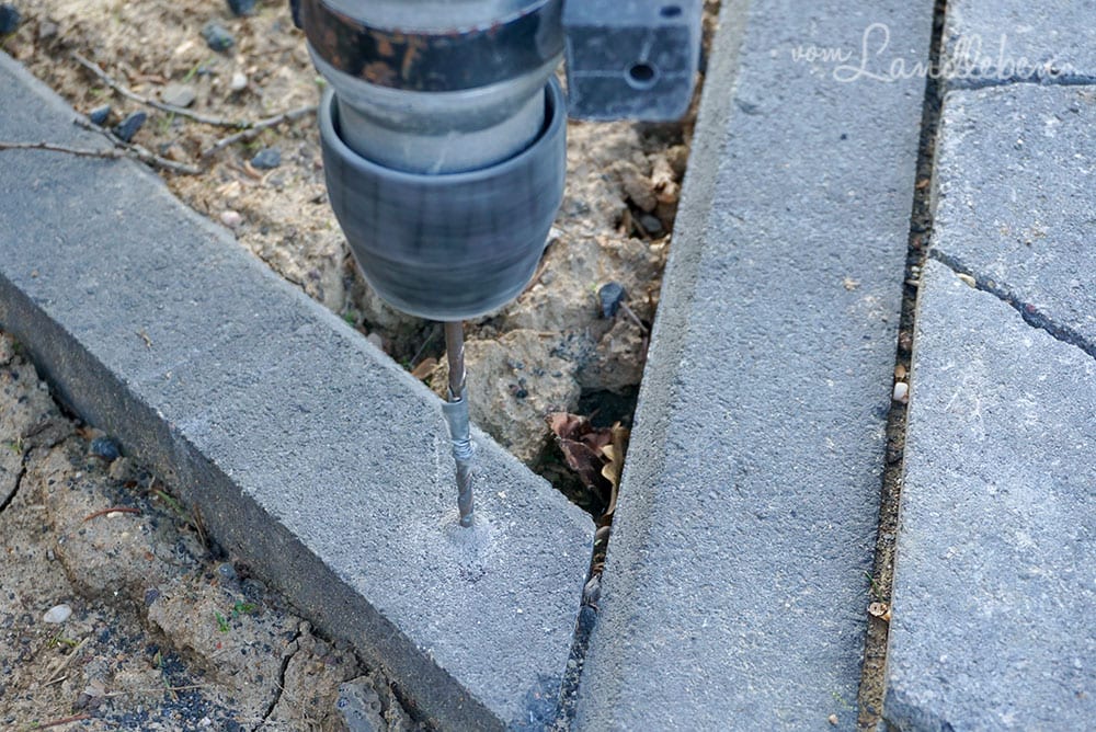 Zaun auf Kantsteinen befestigen