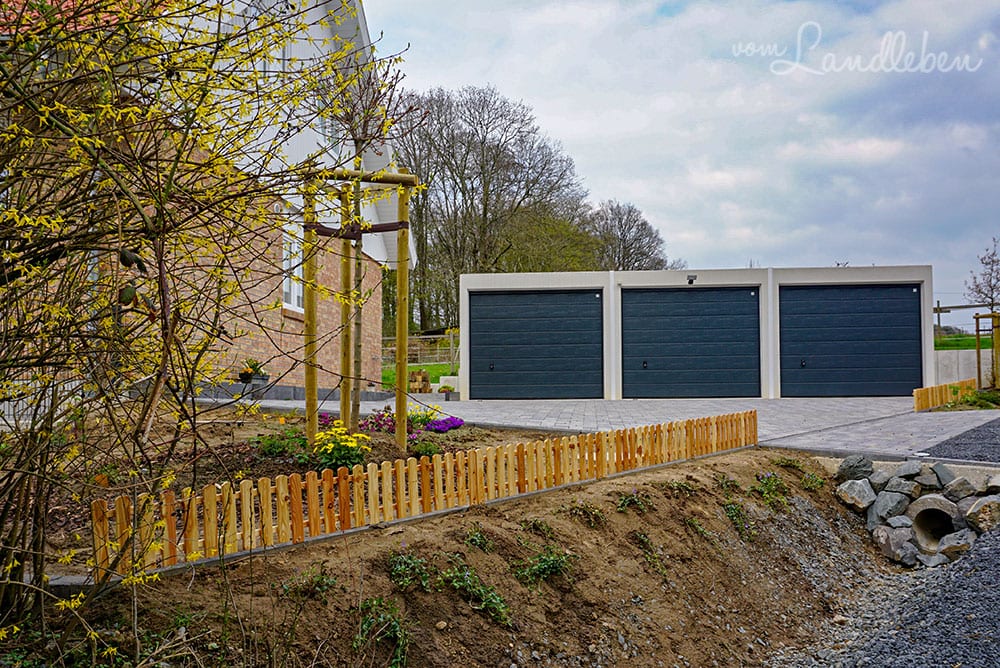 Kleiner Zaun im Vorgarten