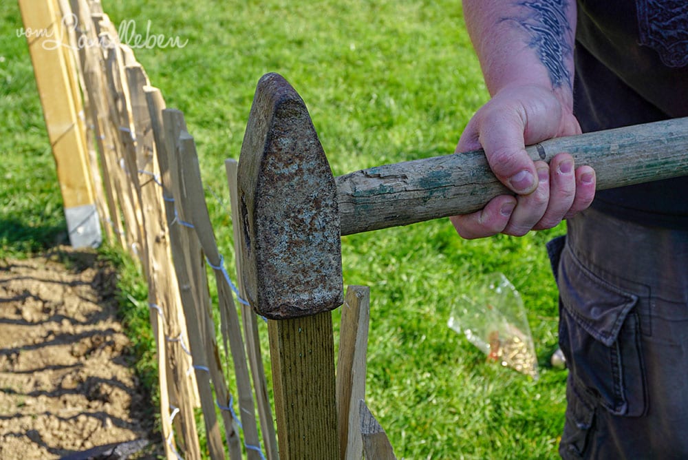 Einschlagen der Zaunpfosten