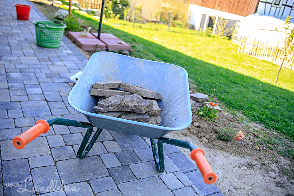 Weg mit Natursteinen pflastern