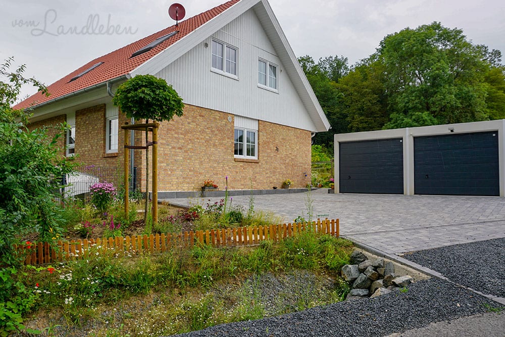 Vorgarten im Juli 2019