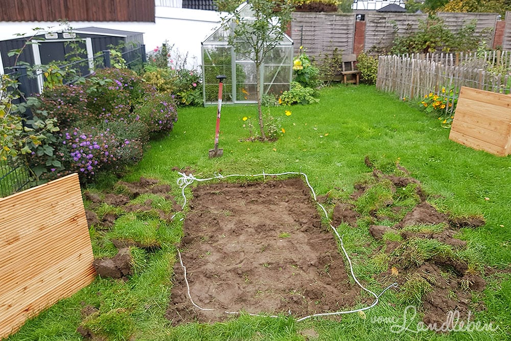 Fläche für Hochbeet: Rasen abstechen