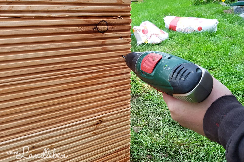 Hochbeet aufbauen und verschrauben