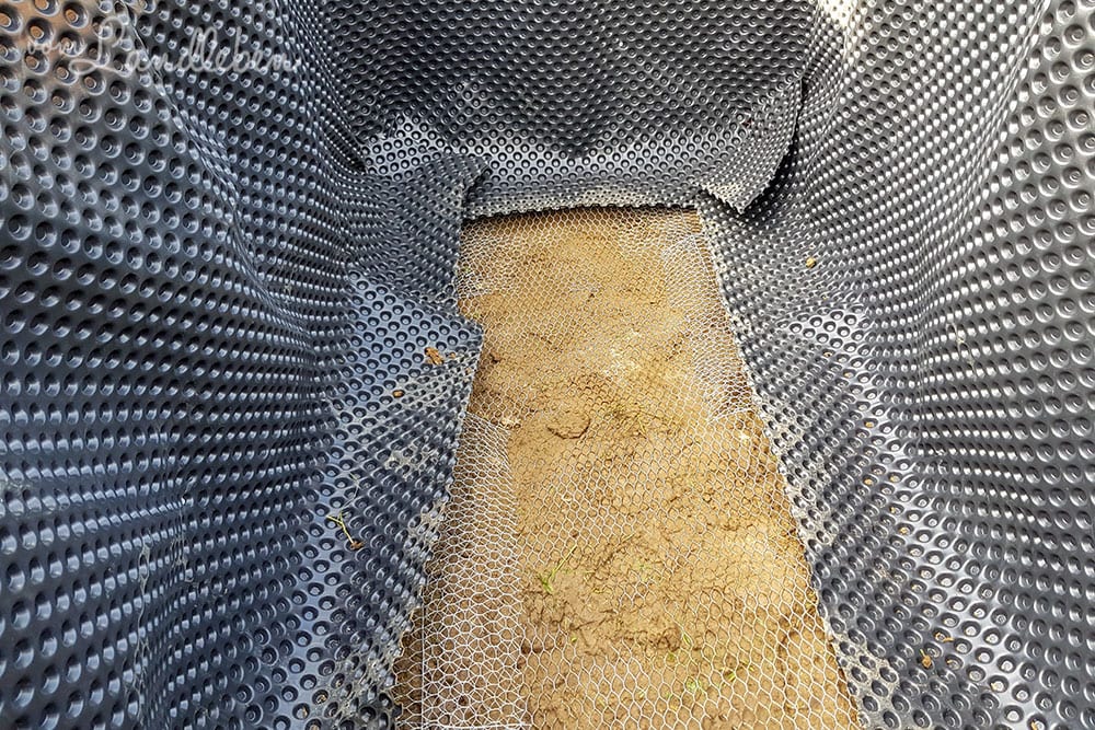 Hochbeetfolie und Wühlmausdraht im Hochbeet