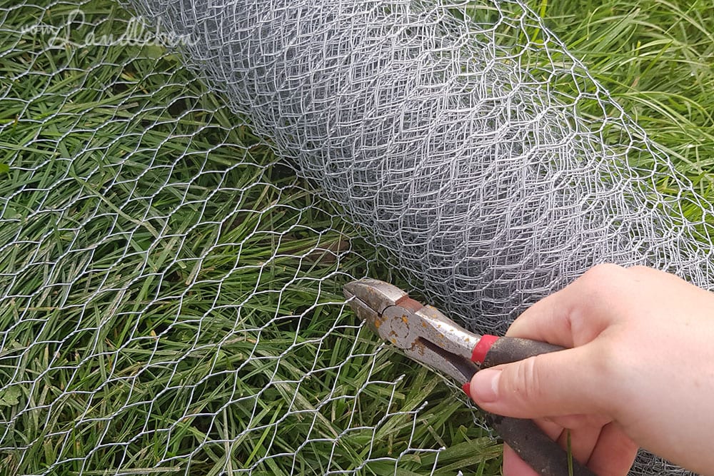 Hochbeet mit Wühlmausdraht schützen