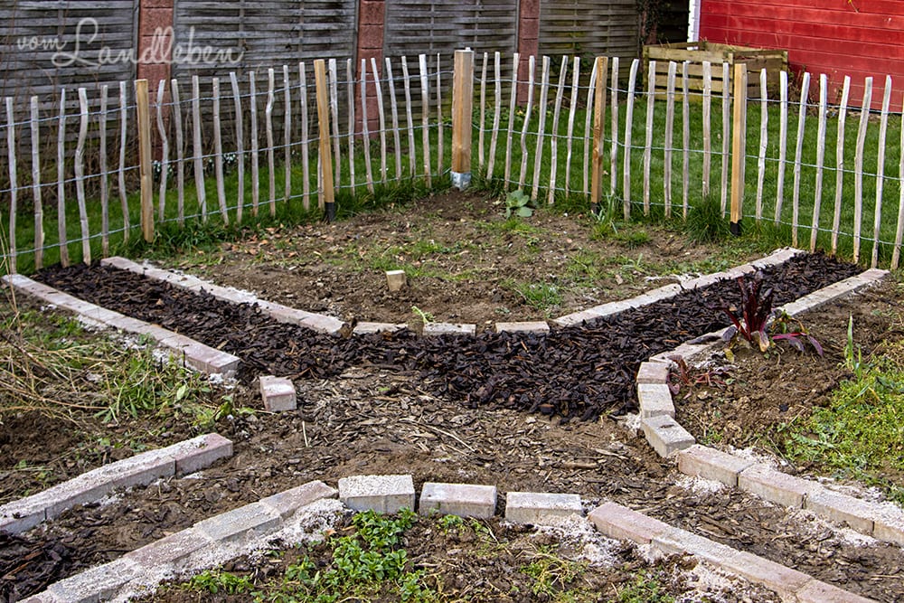 Weg im Bauerngarten anlegen