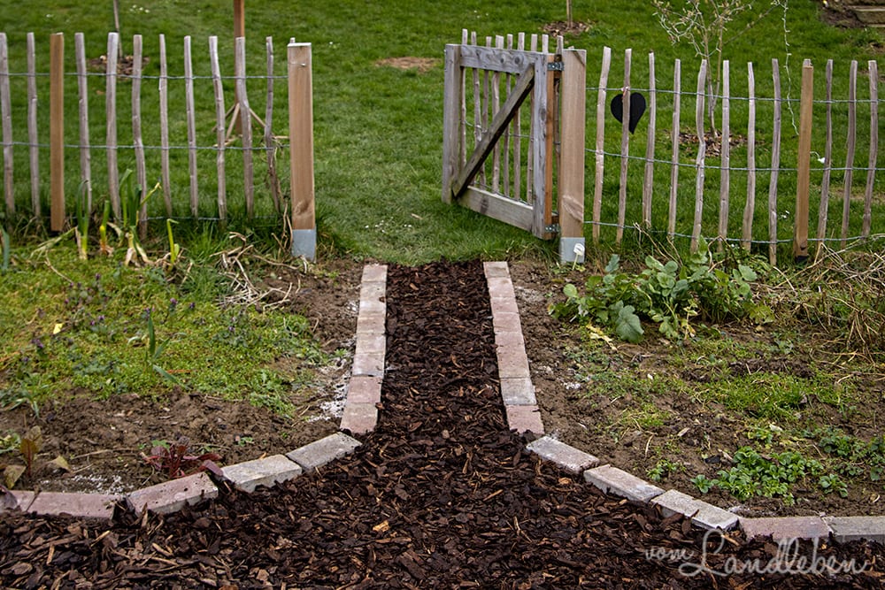 Weg im Bauerngarten anlegen