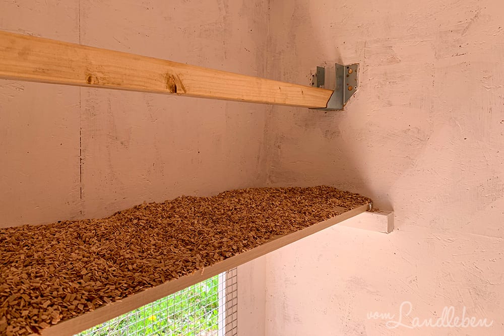 Sitzstange und Kotbrett im Hühnerstall