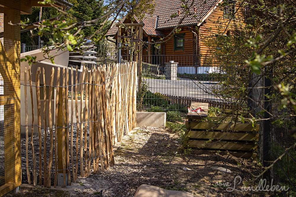 Staketenzaun im Hühnergarten