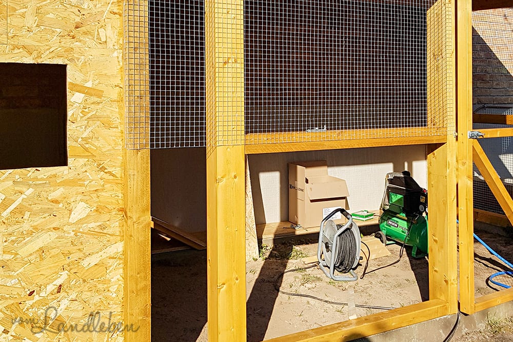 Einzäunen der Voliere mit Draht