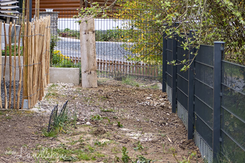 Zaun um den Hühnergarten