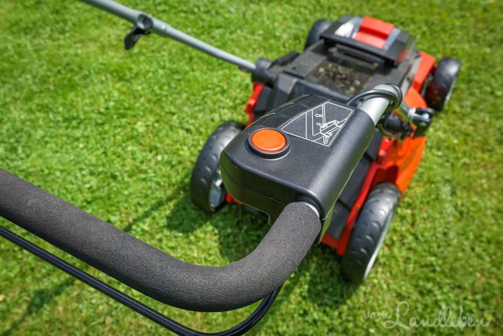 Startknopf am Einhell GE-CM 43 Akku-Rasenmäher