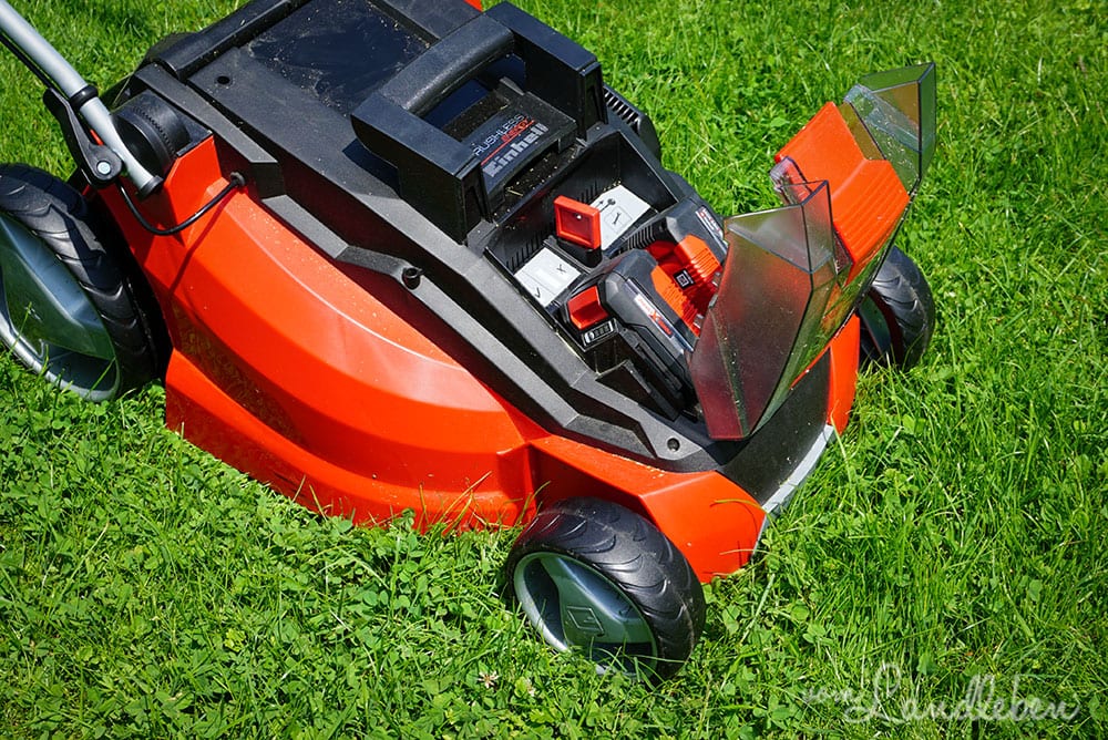 Einhell GE-CM 43 - Akkus einsetzen