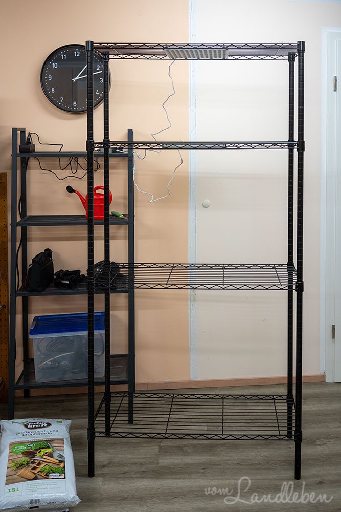 Anzuchtregal für Pflanzen mit LEDs