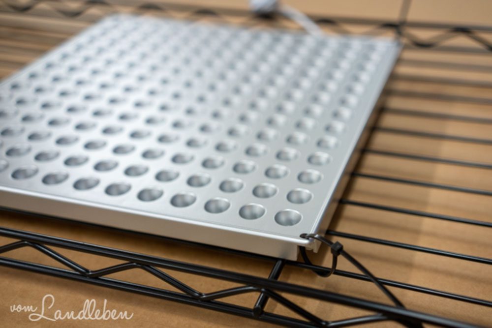 Anzuchtregal für Pflanzen mit LEDs