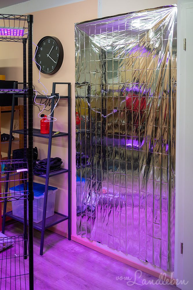 Reflektorfolie hinter Anzuchtstation