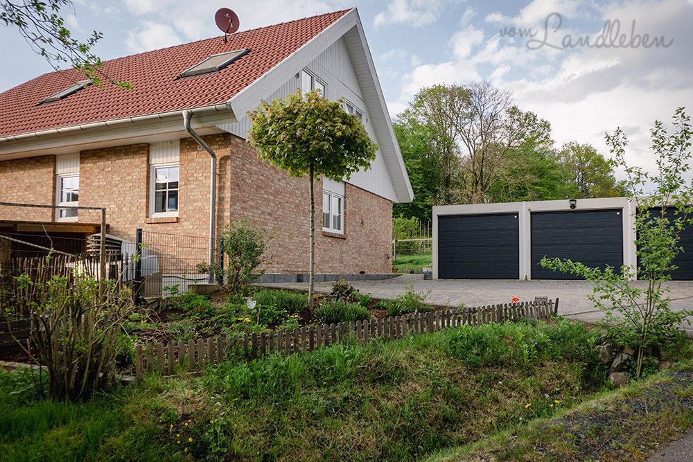 Vorgarten im April 2022