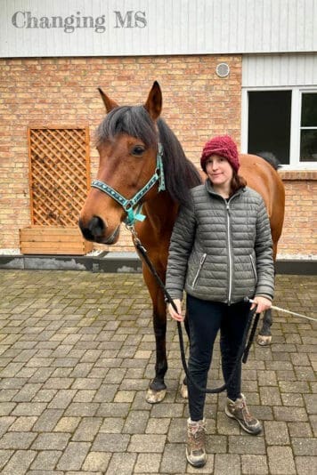 Dolida und ich bei uns vorm Haus