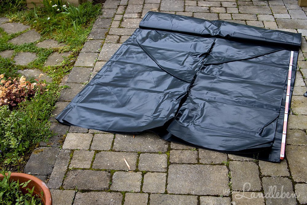 Hochbeet-Folie zurechtschneiden