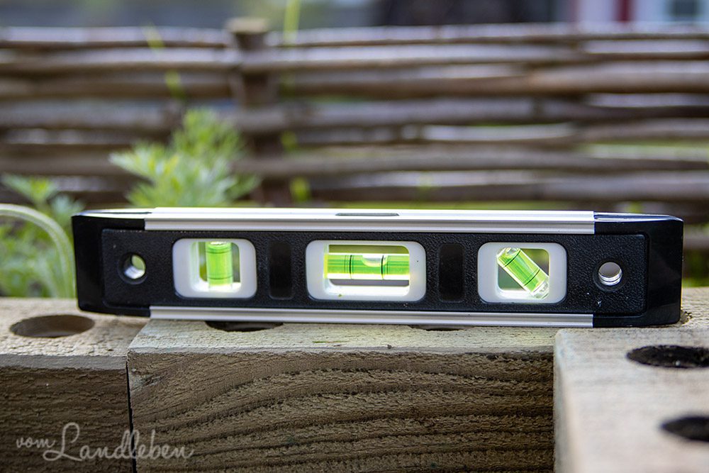 Hochbeet mit Wasserwaage kontrollieren