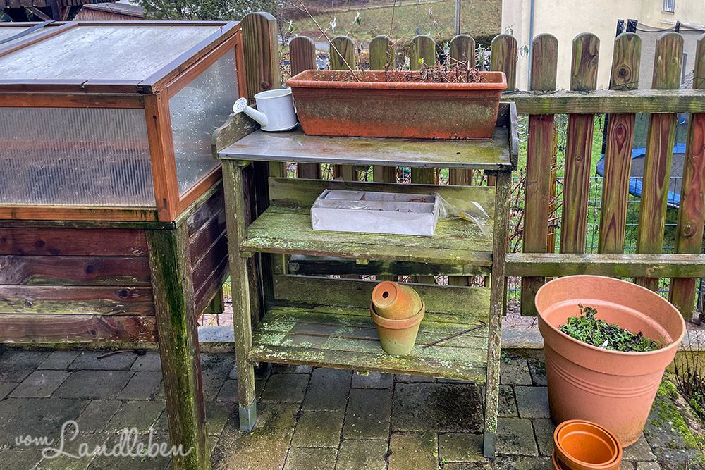 Das Pflanzregal ist voller Moos und sieht gammelig aus