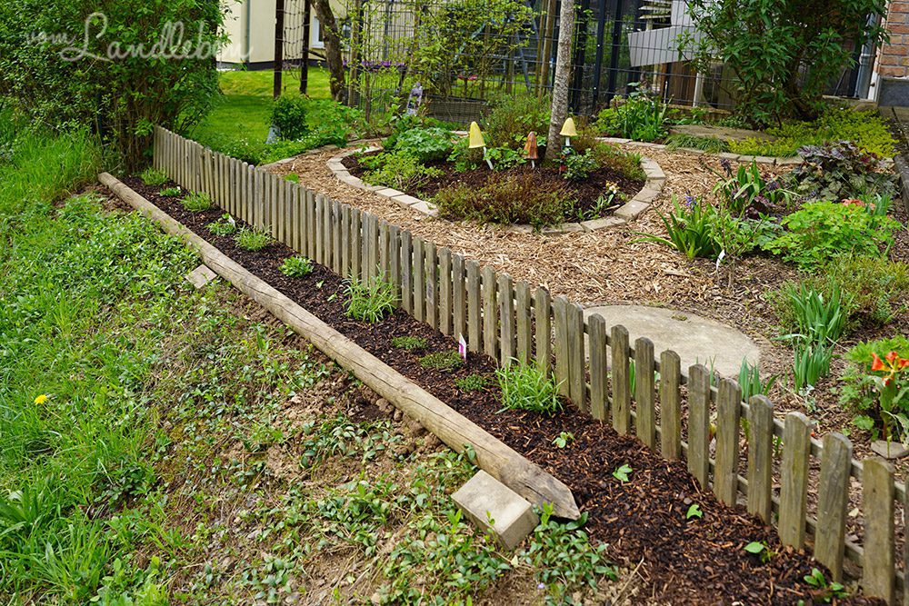 Vorgarten im April 2024