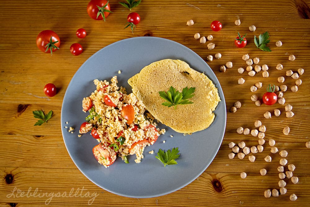 Rezept: Kichererbsenpfannkuchen mit Couscous-Salat
