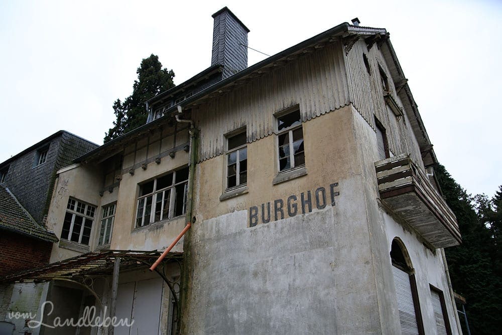 Burghof bei Burg Drachenfels