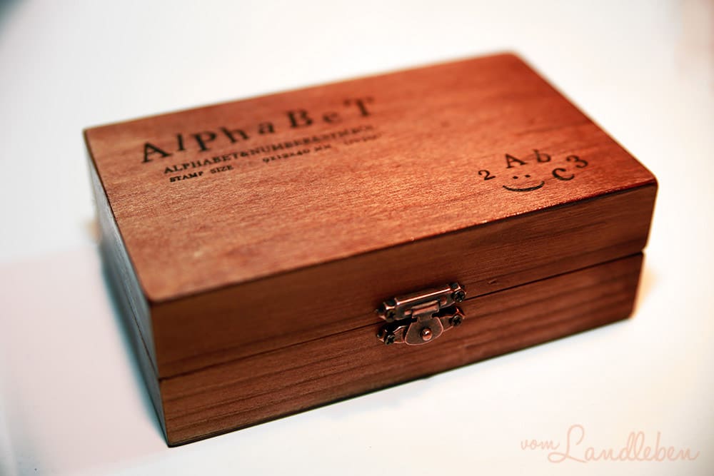 Buchstaben-Stempel aus Holz