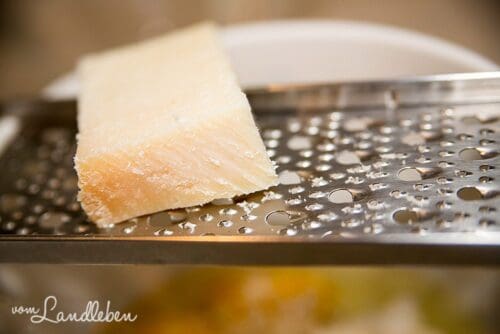 Parmesan reiben