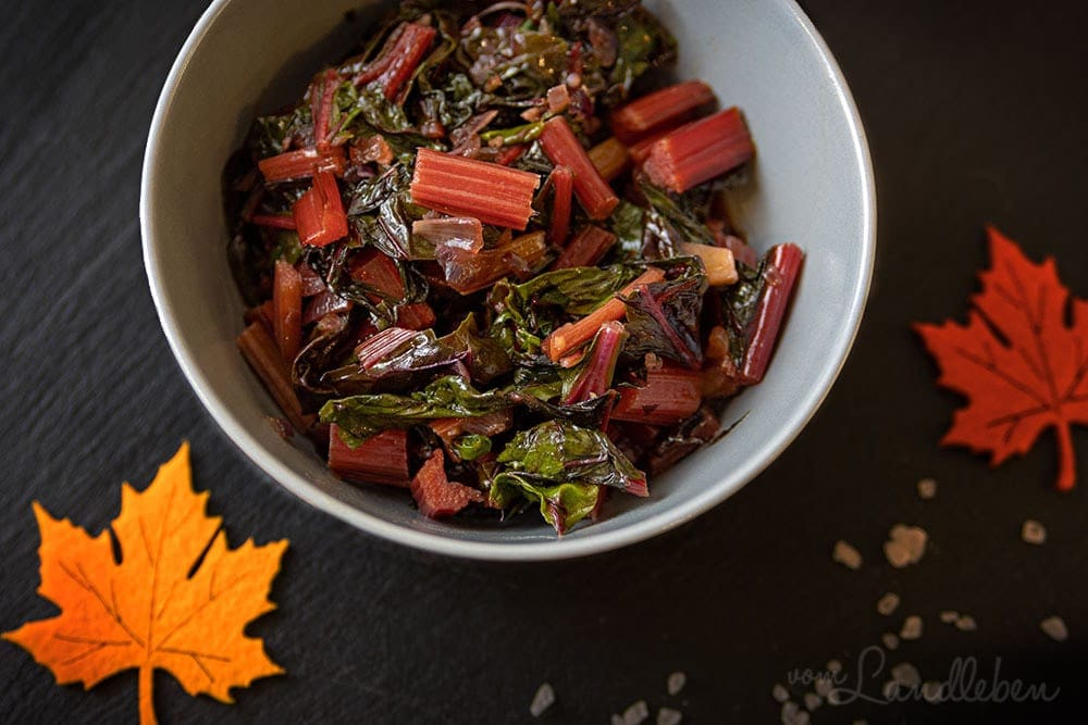 Rezept: Leuchtend buntes Mangoldgemüse mit Ahornsirup