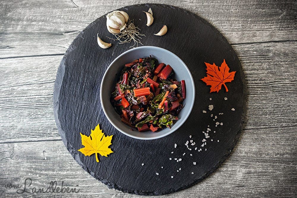 Rezept: Leuchtend buntes Mangoldgemüse mit Ahornsirup