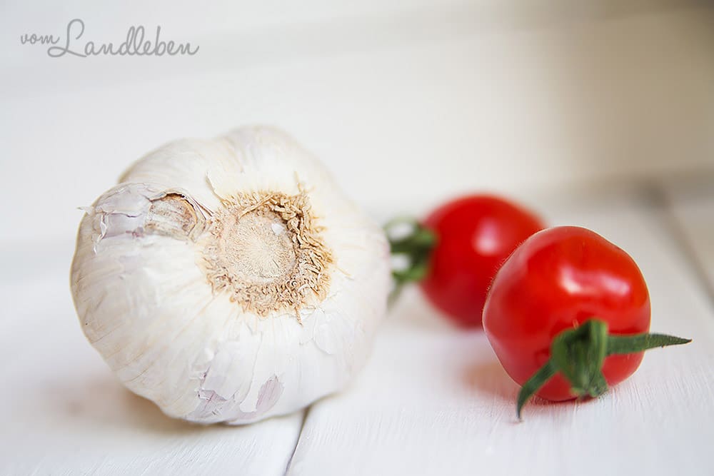 Knoblauch und Tomaten