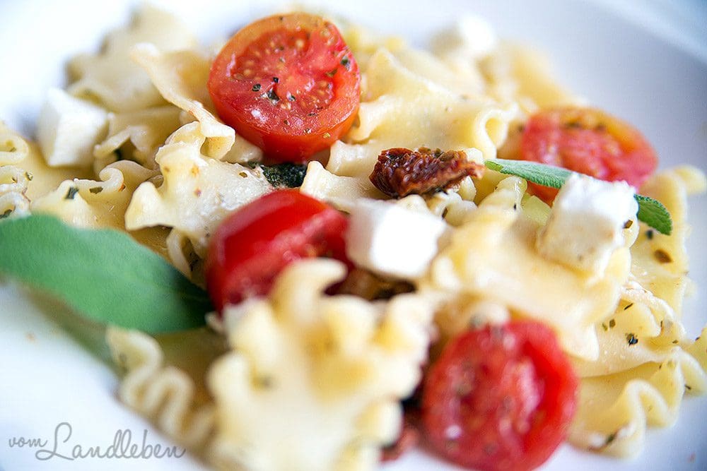 Rezept: Salbei-Nudeln mit Feta und Tomaten