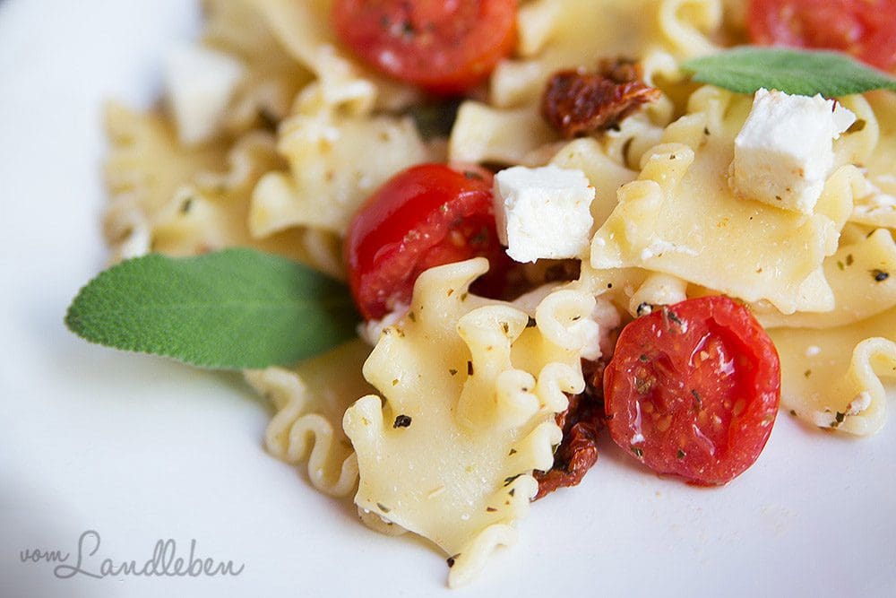 Rezept: Salbei-Nudeln mit Feta und Tomaten